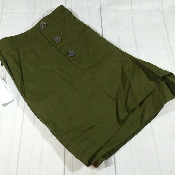 Attention Forest Green faux button shorts - Picture 2 of 6